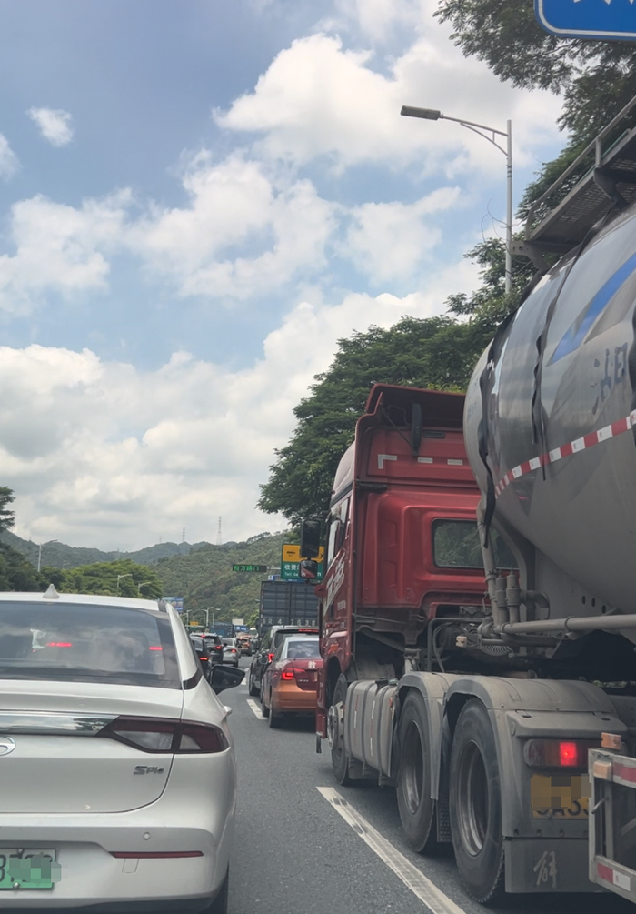 旺季开车去漂流景区易拥堵。信息时报记者 卢云龙摄