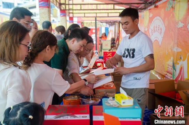 民众在活动现场月饼展销区品尝月饼。翟李强 摄