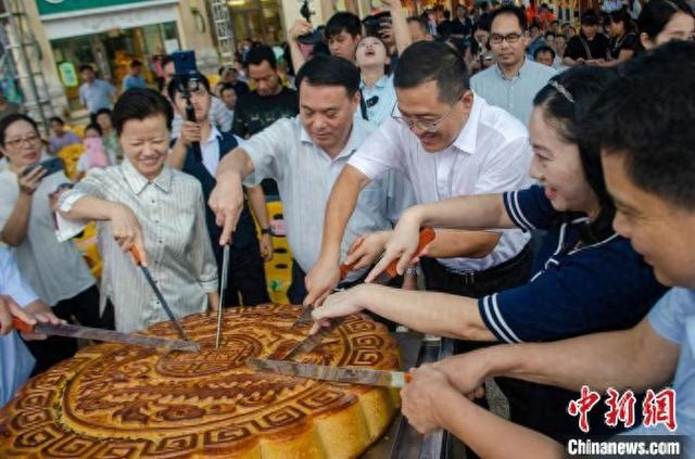 8月29日，合浦月饼小镇2024年月饼文化周活动现场，嘉宾分切一个约200斤的大月饼。翟李强 摄