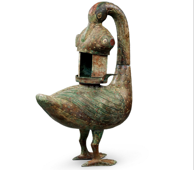 中国国家博物馆馆藏彩绘雁鱼青铜灯|图源中国国家博物馆