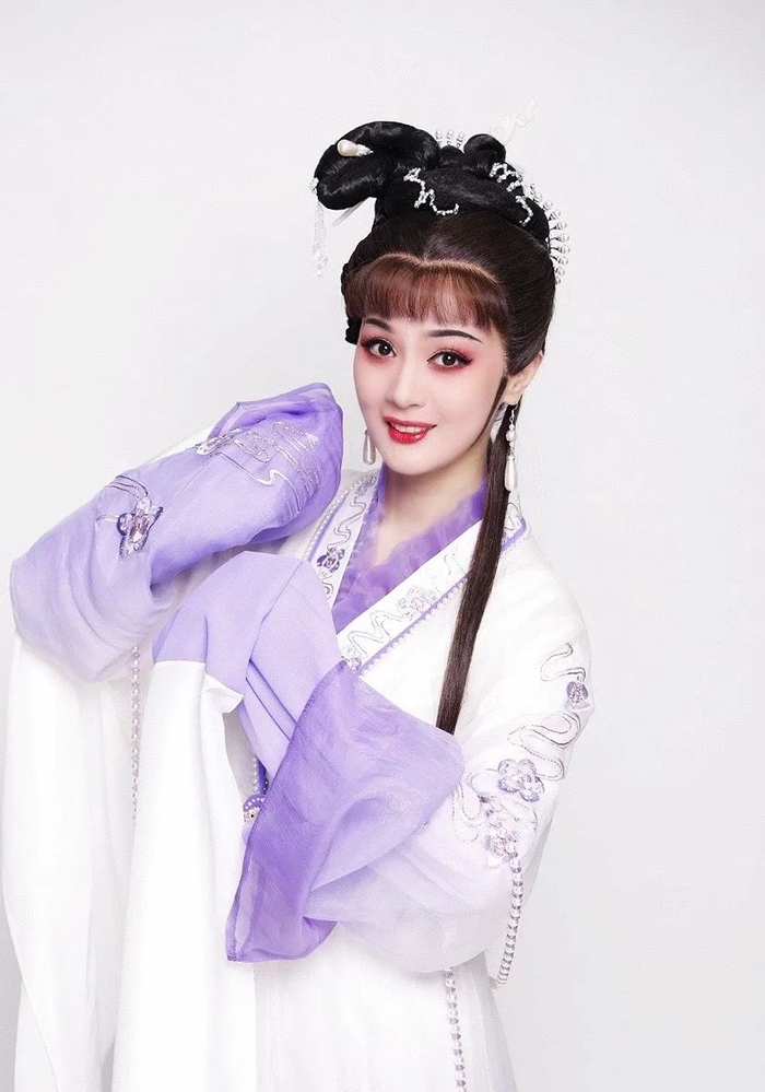 裘丹莉在央视《西游记》续集中饰演净瓶龙女.