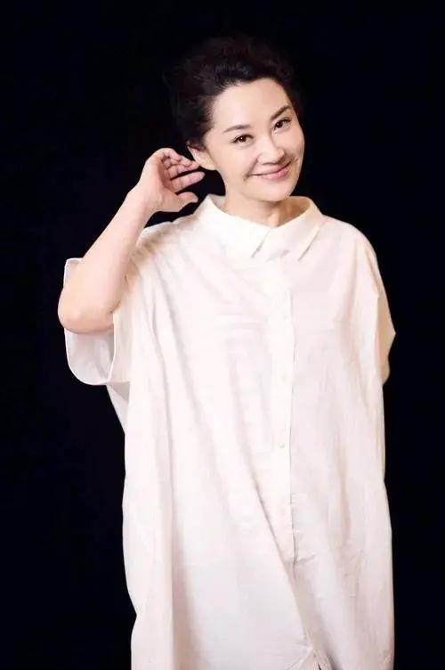 55岁的许晴是纯真的美,楚楚动人的美!