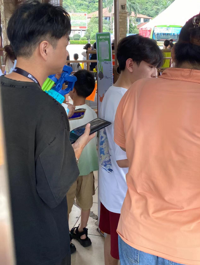 景区排队购票现场，周末时段人比较多。信息时报记者 卢云龙摄