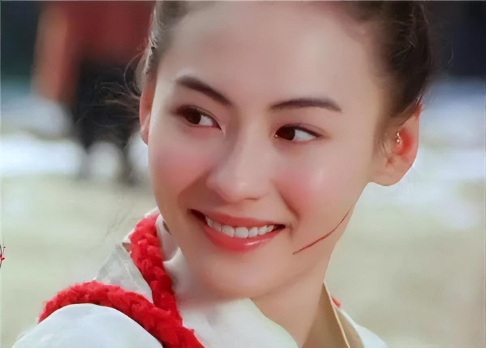 张柏芝背后的衣服口子崩开了,小沈阳为了避免她出洋相,赶紧上前帮忙.