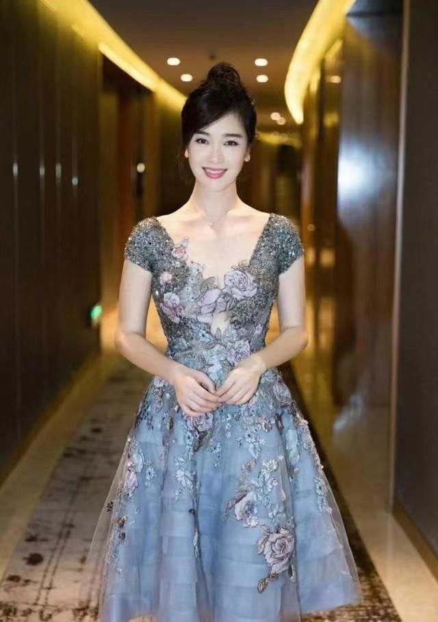 左小青太丰满了,穿小白裙都兜不住好身材,我感慨资本果然会选人