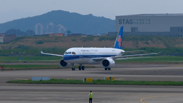 南航首架C919飞抵广州。