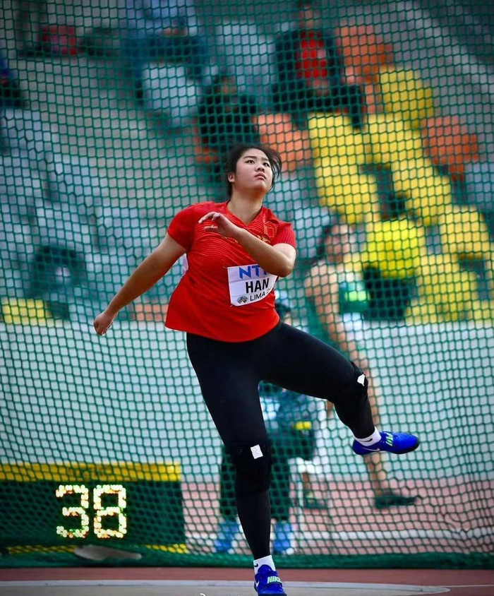 图:中国田径协会首个比赛日,在混合4×400米接力预赛中,由徐鑫峰,王