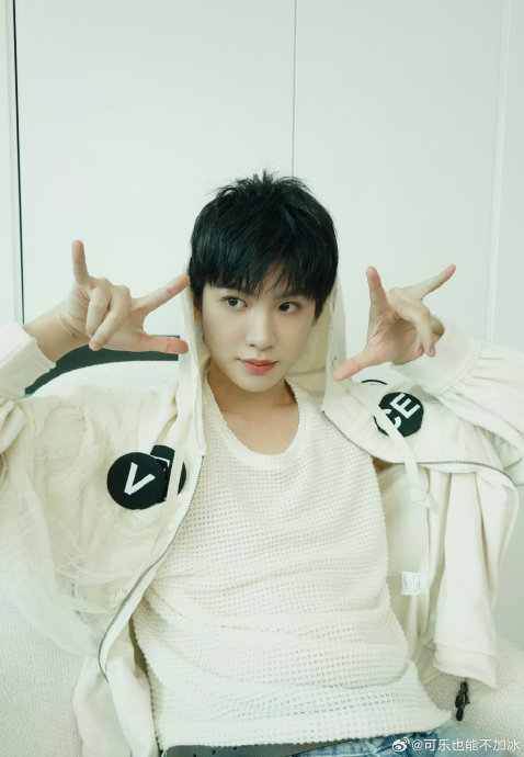 黄明昊@jjjustin0219 宫廷风小王子上线!