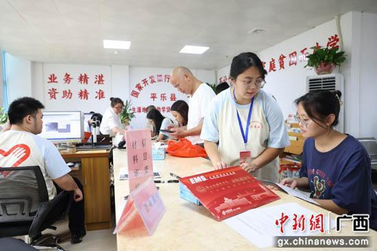 图为志愿者为学生解读贷款事项。苏桂 摄