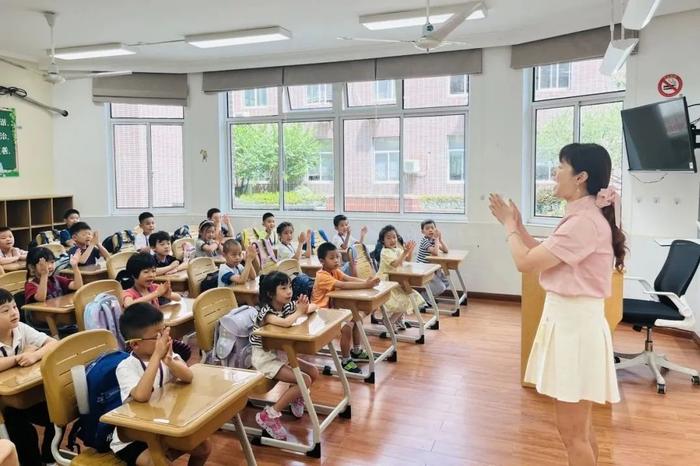 大门缓缓打开,长宁实验小学的一年级新生们被眼前的风景吸引住了目光