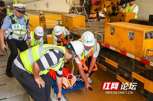直击现场 | 雪峰山隧道举行突发事件应急救援演练
