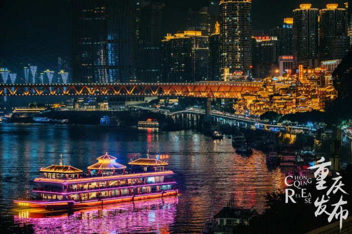 游览船与洪崖洞景区交相辉映 邹乐 摄