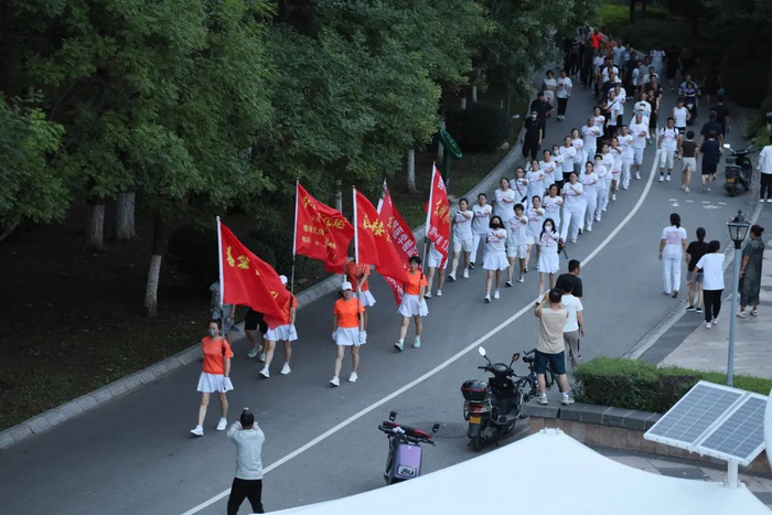 支健步走队伍整齐地排列在出发点,众多市民身着色彩鲜艳的运动服装,头