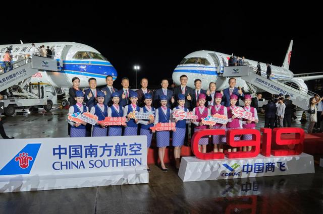 交付仪式上南航机组进行合影留念作者供图 