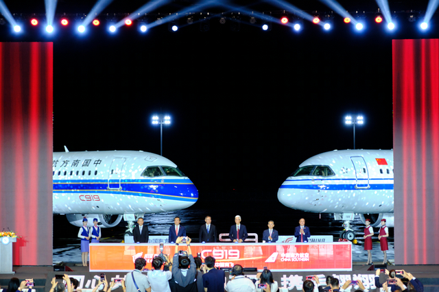 帷幕拉开，国航南航C919亮相作者供图 