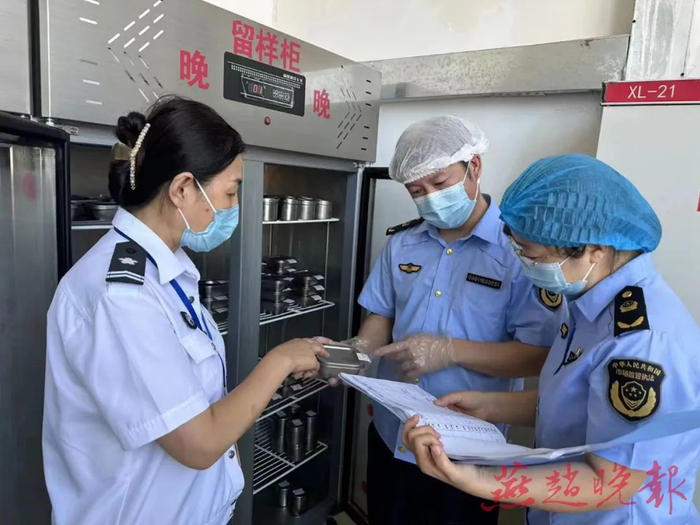 执法人员正在进行开学前食品安全专项检查。燕赵晚报记者 李惺 摄