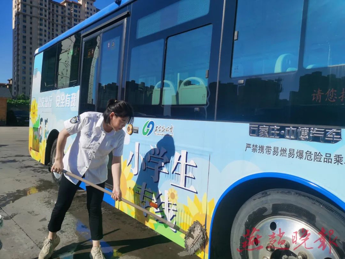 开学临近，工作人员清洁小学生专线公交车。（公交供图）