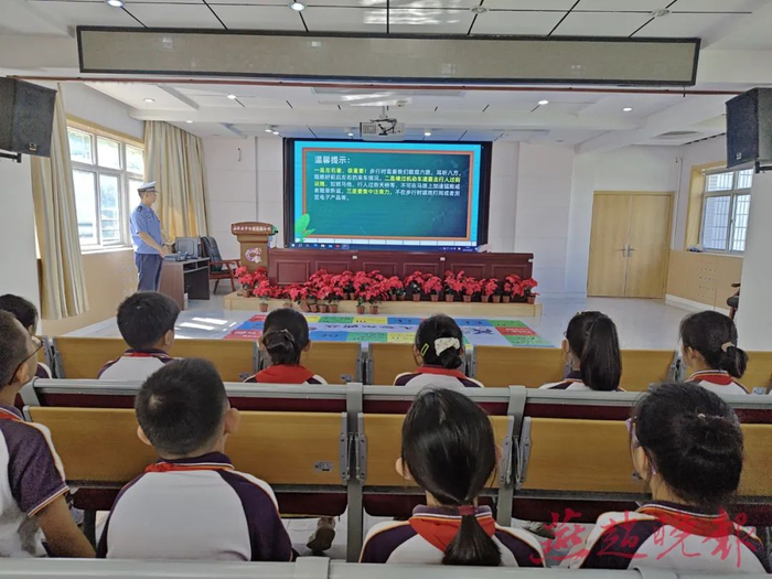 同学们认真听讲。（警方供图）