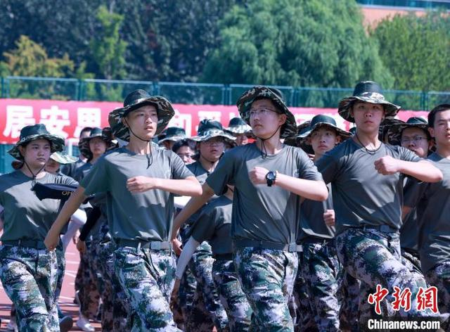 北京:高校大一新生迎军训