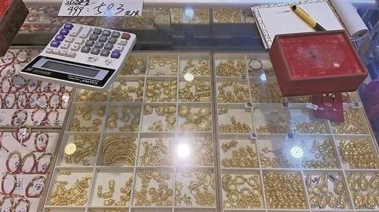 随着金价攀升，黄金投资也热起来了 胡彦 摄