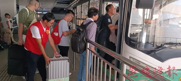 公交志愿者正在帮学生搬行李。（公交供图）