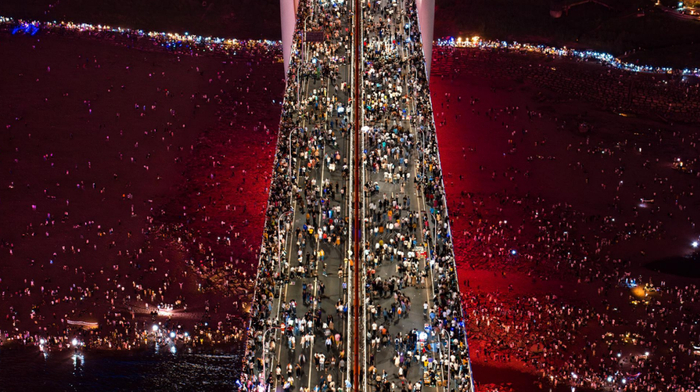 千厮门嘉陵江大桥被誉为最“宠粉”的大桥，每到节日，人流如织、人气爆棚。重庆城市影像师张坤琨 摄