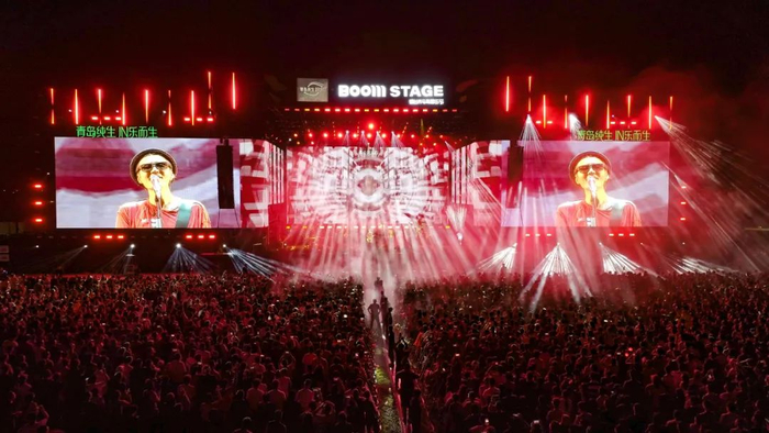 ▲2024烟台养马岛音乐节上，朴树演出中。王栋琳 摄