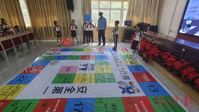 课堂上，同学们玩起了交通安全知识飞行棋游戏。（警方供图）