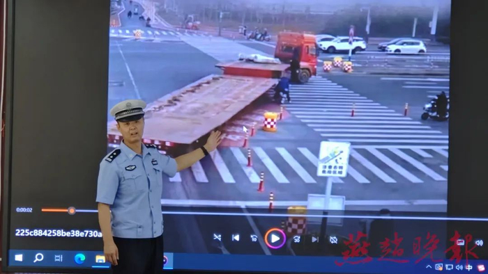 赵烨给同学们进行案例分析。（警方供图）