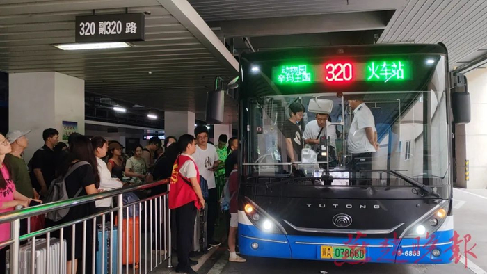 公交志愿者正在维持秩序。（公交供图）