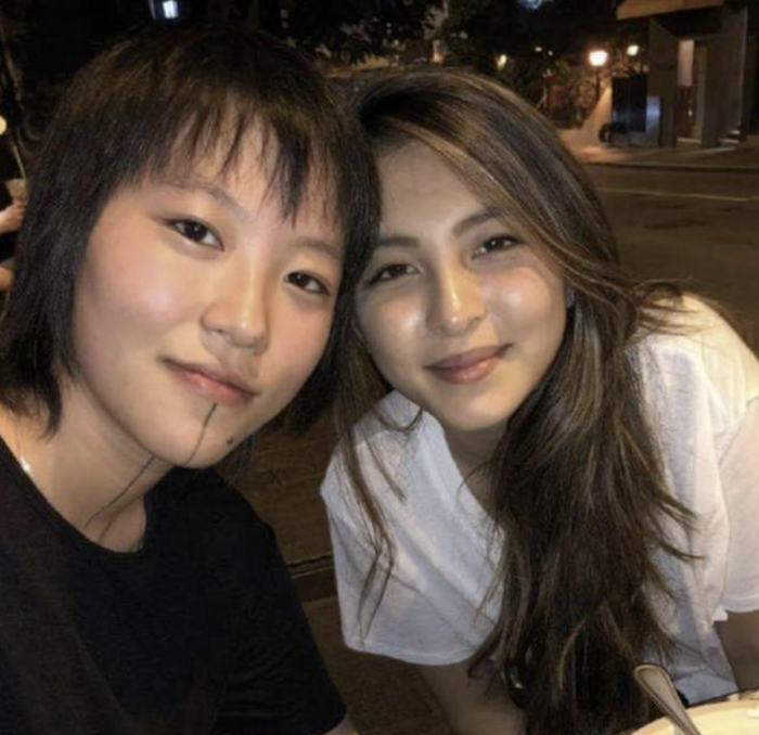 窦靖童回香港出席寿宴,打扮休闲仍帅气有型,被上山诗钠捧脸亲吻