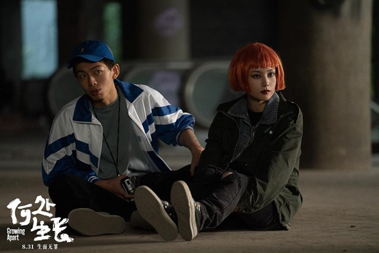 现实生活中没有勇气相见的姐妹在电影中变成了相互“窥探”的姐弟