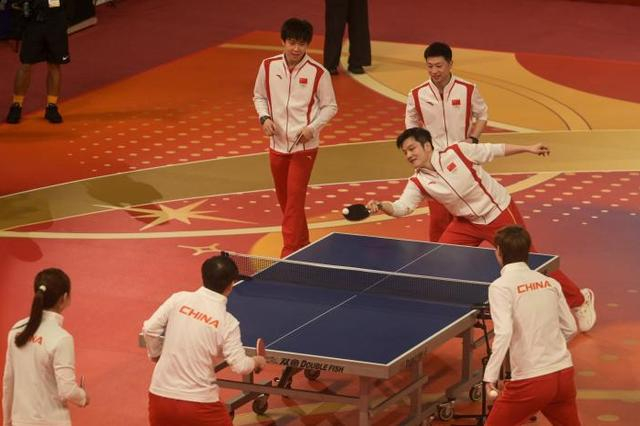 8月30日，访港的中国内地奥运健儿出席奥运健儿大汇演。图为乒乓球运动员打乒乓球。中新网记者 陈永诺 摄