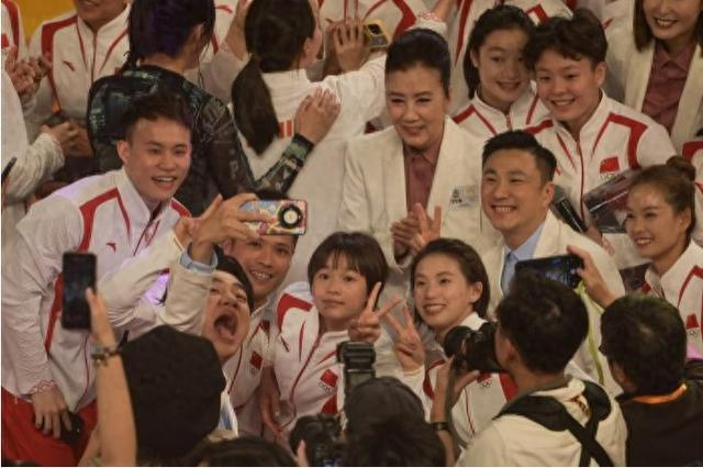 8月30日，访港的中国内地奥运健儿出席奥运健儿大汇演。图为香港艺人王祖蓝与奥运健儿自拍。中新网记者 陈永诺 摄