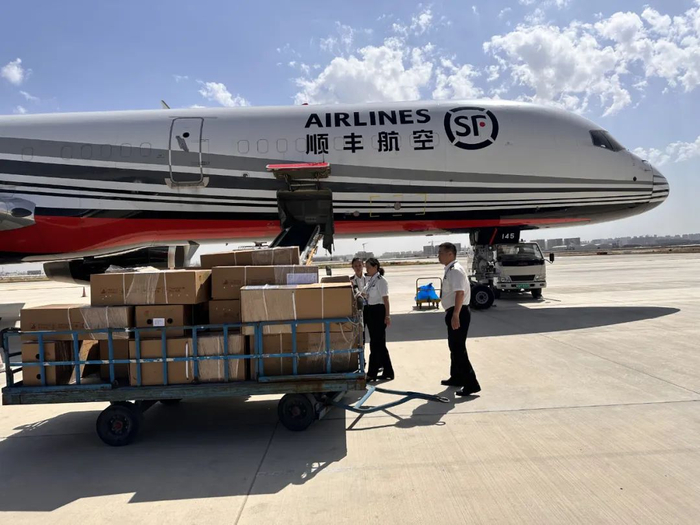 兰州海关所属中川机场海关关员现场保障全货运包机通关