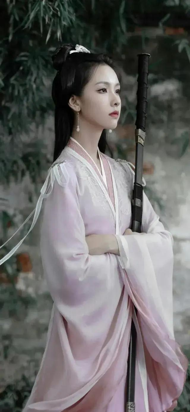 那绝美的容颜,饱满玲珑的身材,搭配上古装,宛如千年穿越而来的古典