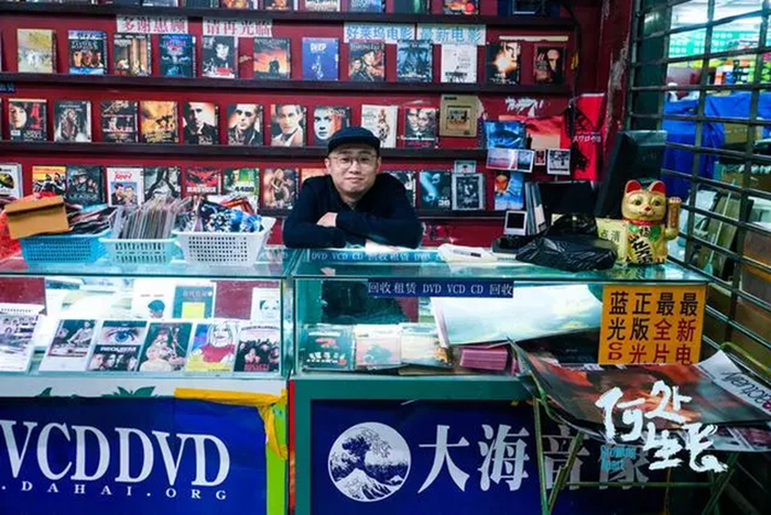 龙凌云在片中客串了DVD店老板