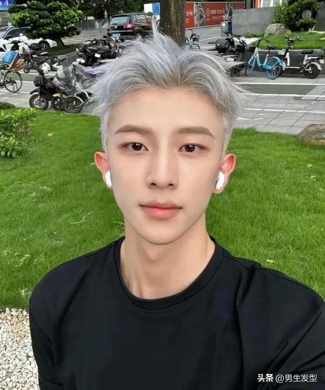 可以选择一些造型更加立体的发型,比如@卢天骄小哥哥的这款小飞机头