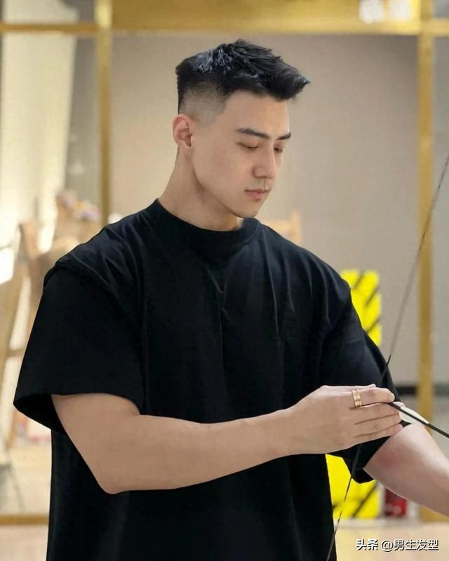 "头发粗硬"的男生别乱剪发型,试试这3款,干净硬朗又帅气