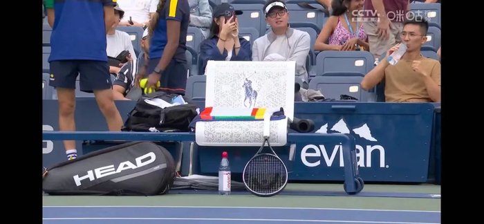 图片来源：每日经济新闻（直播截图）