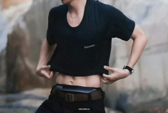 男明星们也开始卷了,最近看了很多腹肌boy,今天看王一博的!