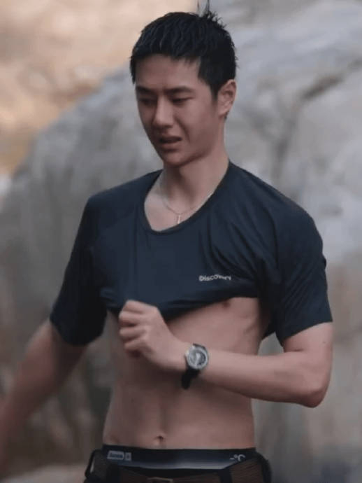 王一博粉丝吃太好了吧!王一博最新纪录片,腹肌,锁骨一览无余