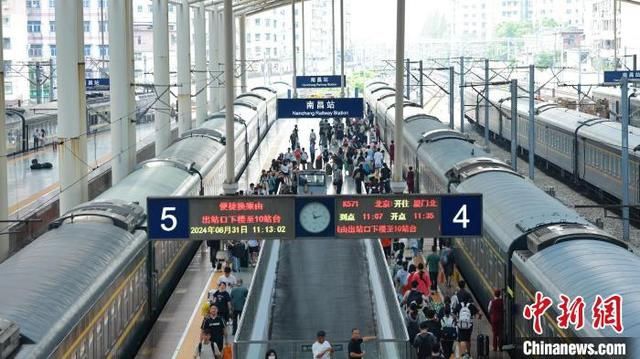 图为8月31日，江西南昌站，旅客从站台上走过。张倩 摄