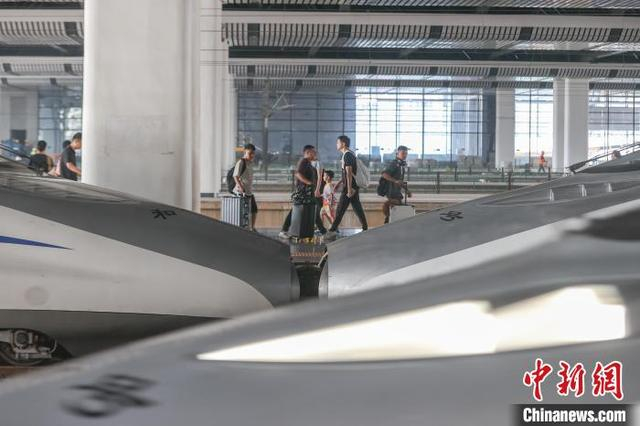 图为江西九江庐山站，旅客从站台上走过。刘力鑫 摄