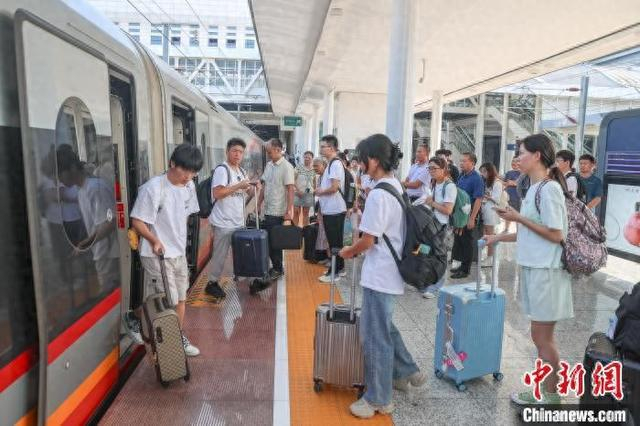 图为8月31日，江西九江庐山站，旅客在站台上下车。刘力鑫 摄