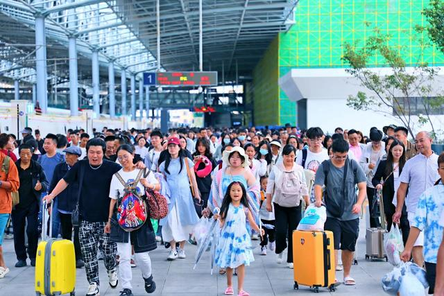 暑运期间，云南旅游持续火爆，大理站迎来大客流。朱万祥 摄