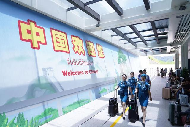 中老铁路国际旅客列车中方乘务组通过入境联检大厅，即将开启值乘任务。纳建博 摄