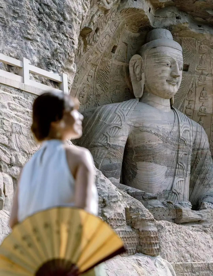 △很多网友来此与这尊“微笑大佛”合影。