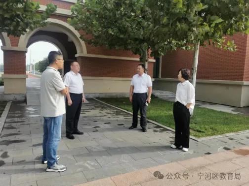 宁河区: 开学第一天,区教育局党委书记,局长廉成林等局领导深入全区中