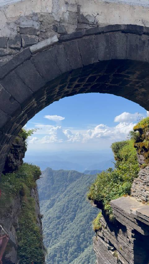 梵净山金顶两座寺庙中间的老石桥